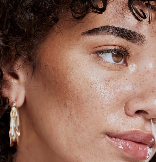 a close up of a woman